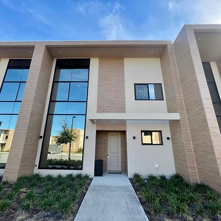 Luxury Home In Orlando With Private Hot Tub - 7 Min From Disney Parks - 3 Bedrooms And 4 Bathrooms! 외부 사진