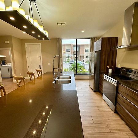 Luxury Home In Orlando With Private Hot Tub - 7 Min From Disney Parks - 3 Bedrooms And 4 Bathrooms! 외부 사진