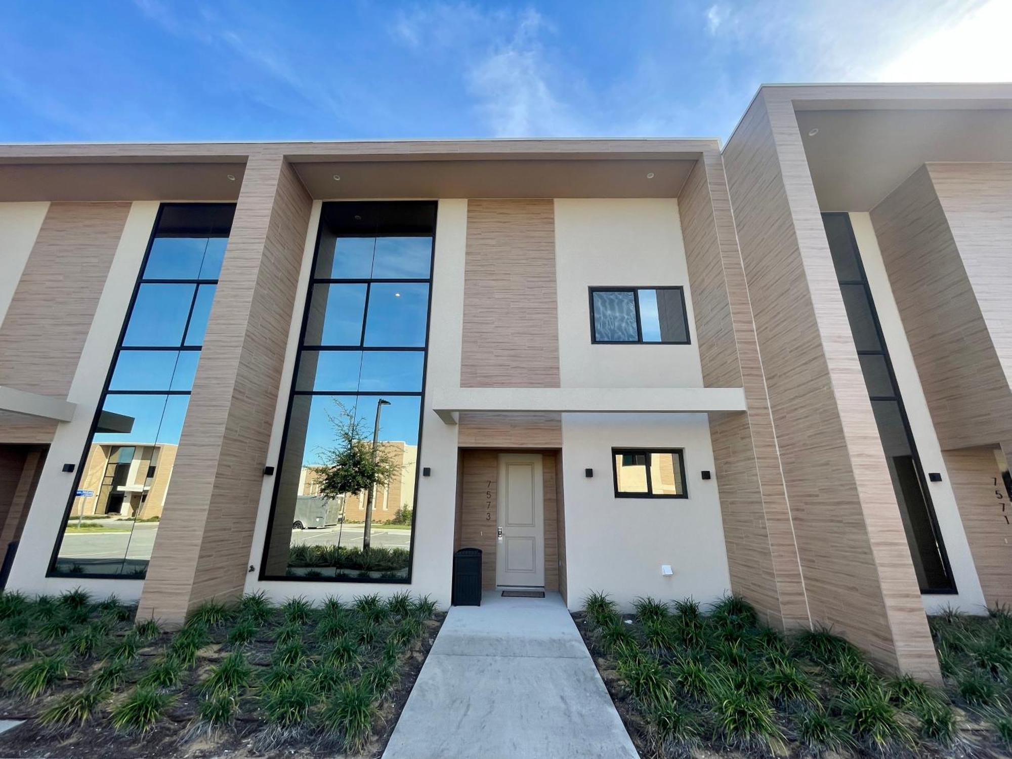 Luxury Home In Orlando With Private Hot Tub - 7 Min From Disney Parks - 3 Bedrooms And 4 Bathrooms! 외부 사진