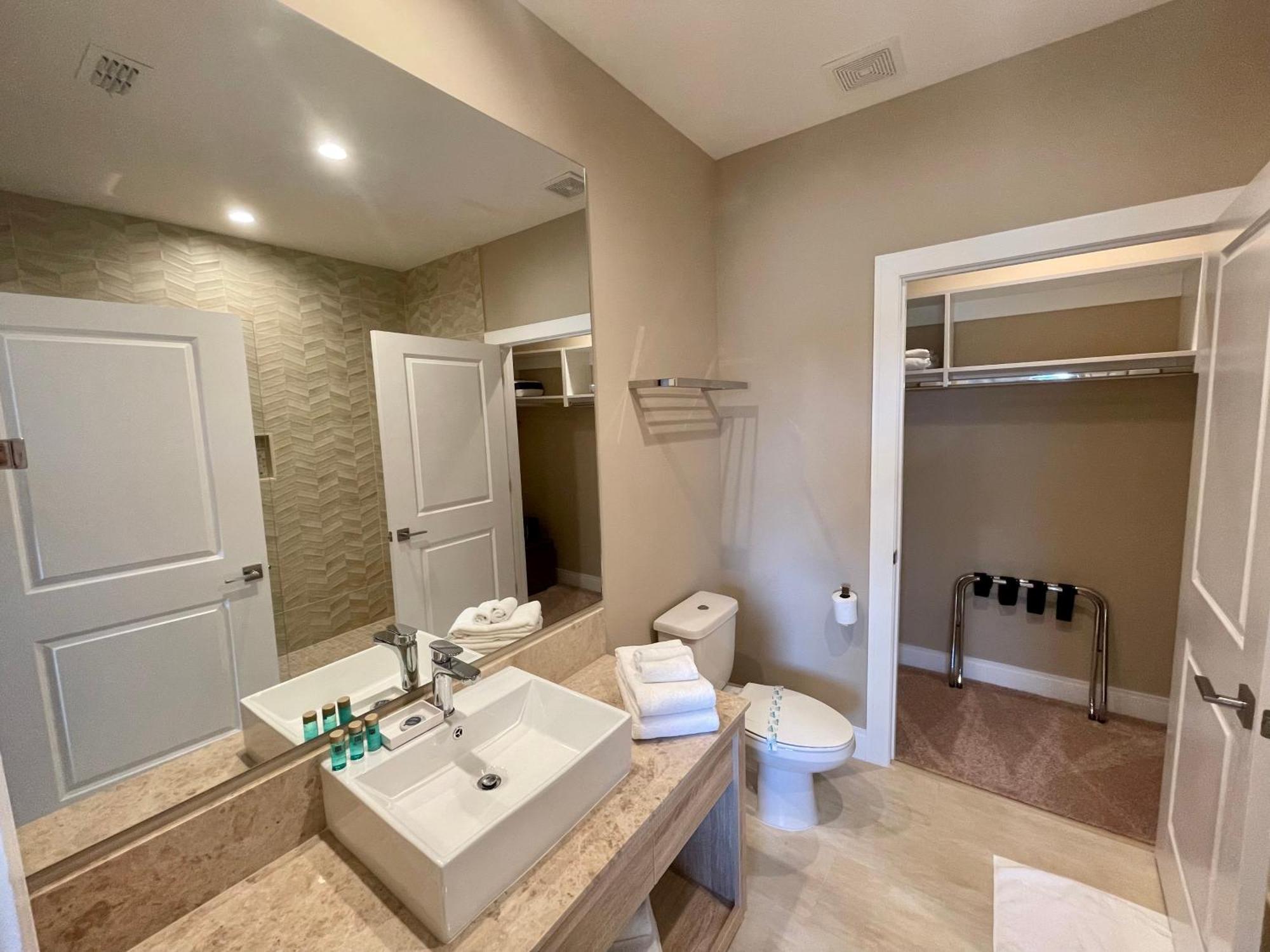 Luxury Home In Orlando With Private Hot Tub - 7 Min From Disney Parks - 3 Bedrooms And 4 Bathrooms! 외부 사진