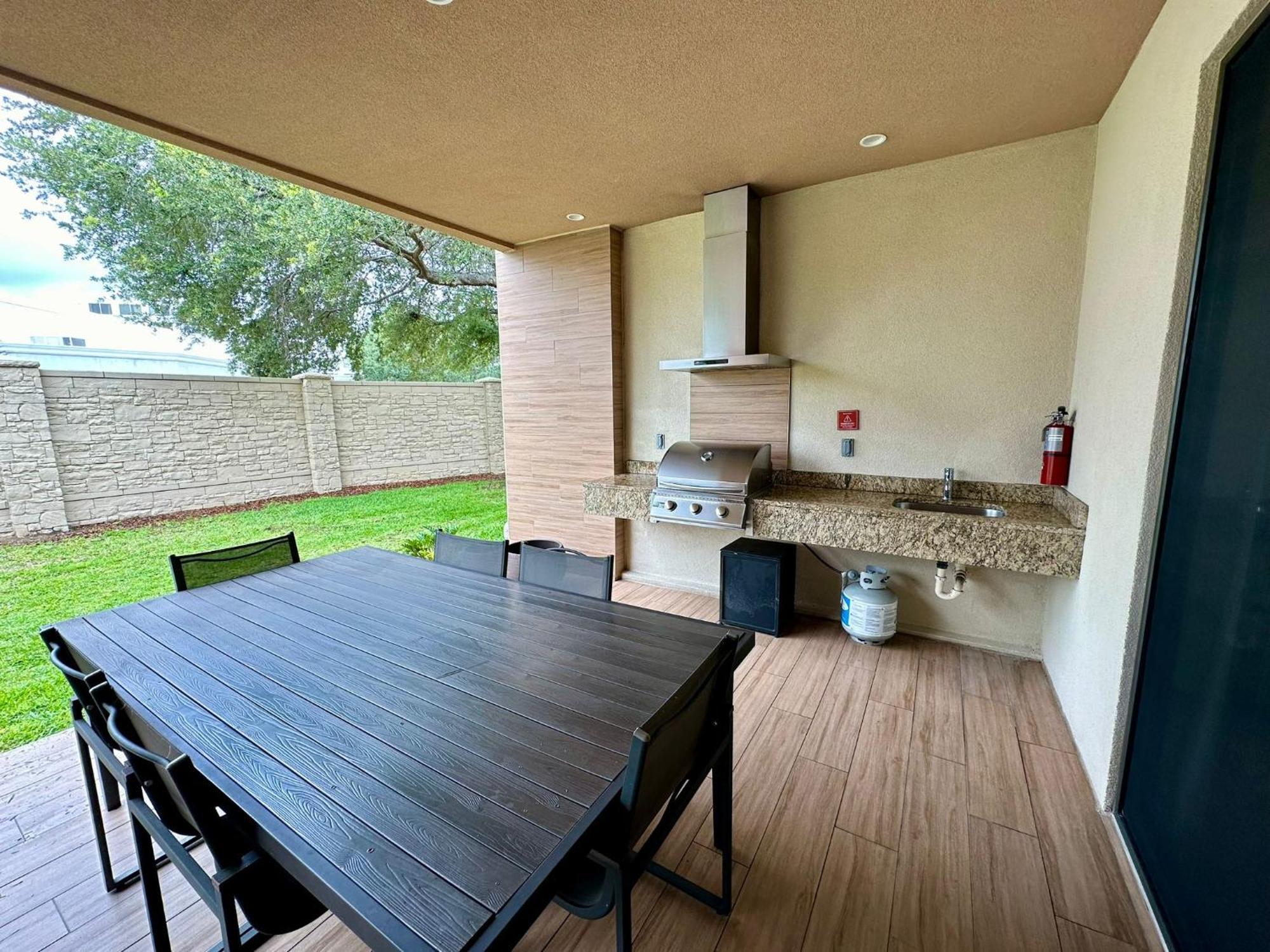 Luxury Home In Orlando With Private Hot Tub - 7 Min From Disney Parks - 3 Bedrooms And 4 Bathrooms! 외부 사진